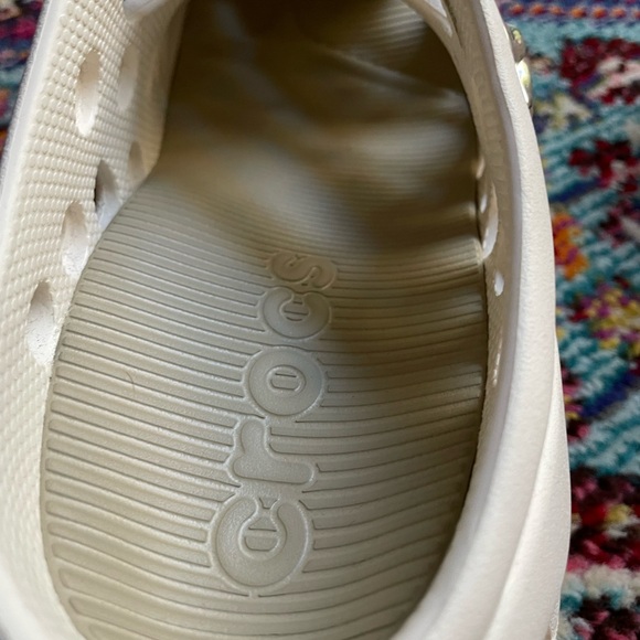 CROCS Summit White CAGED CLOG with cute jib bitz bling! Size 8 - Picture 6 of 9